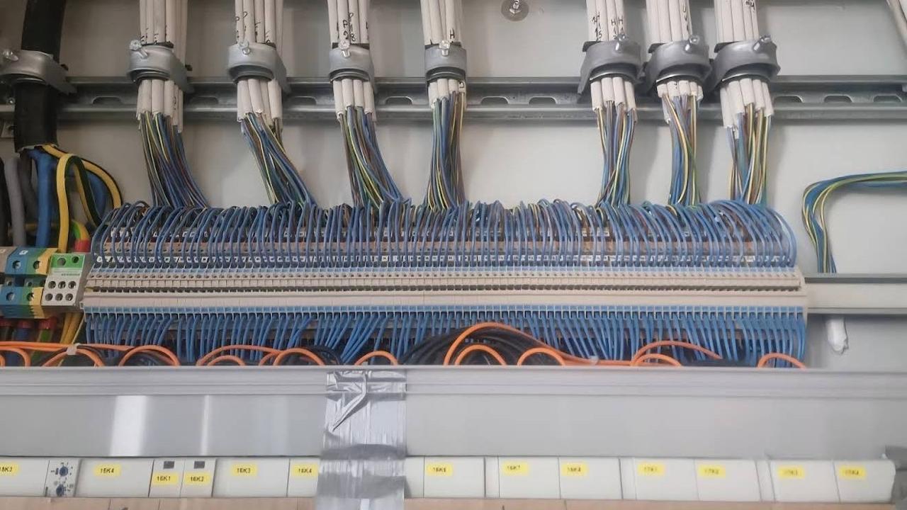 Elektriker arbeitet an einem Sicherungskasten