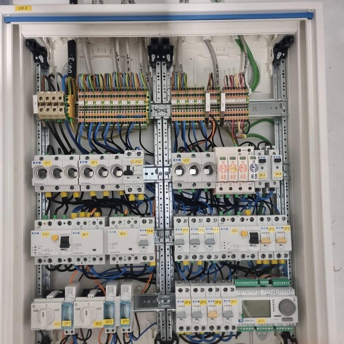 Modernes Badezimmer mit Fliesen